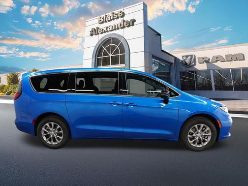 Hydro Blue Pearlcoat 2026 Chrysler Pacifica L