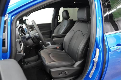Hydro Blue Pearlcoat 2026 Chrysler Pacifica L