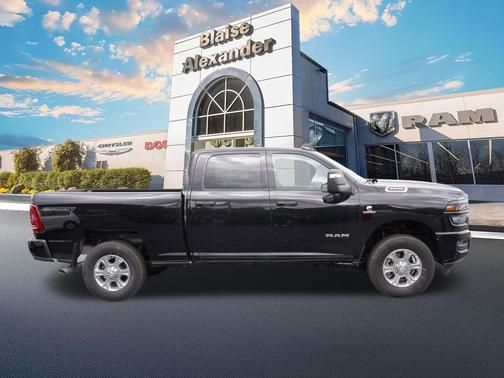 Diamond Black Crystal Pearlcoat 2026 RAM 2500 Big Horn Crew Cab 4x4 6'4' Box