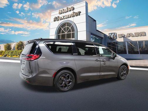 2023 Chrysler Pacifica Hybrid Touring L