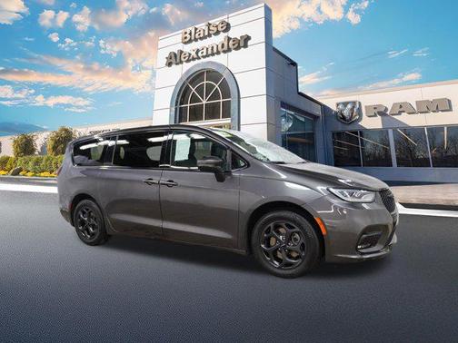 2023 Chrysler Pacifica Hybrid Touring L