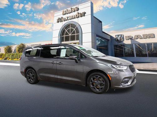 2023 Chrysler Pacifica Hybrid Touring L