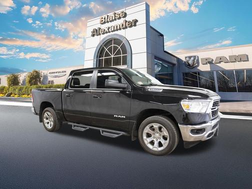 Diamond Black Crystal Pearlcoat 2022 RAM 1500 Big Horn/Lone Star