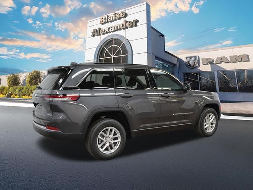 Baltic Gray Metallic Clearcoat 2026 Jeep Grand Cherokee Laredo