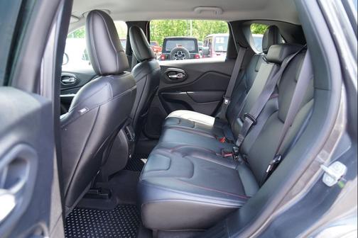 Granite Crystal Metallic Clearcoat 2022 Jeep Cherokee Trailhawk