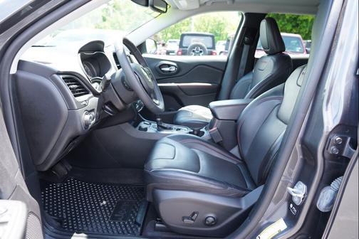 Granite Crystal Metallic Clearcoat 2022 Jeep Cherokee Trailhawk