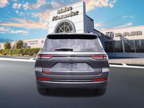 Baltic Gray Metallic Clearcoat 2025 Jeep Grand Cherokee Altitude