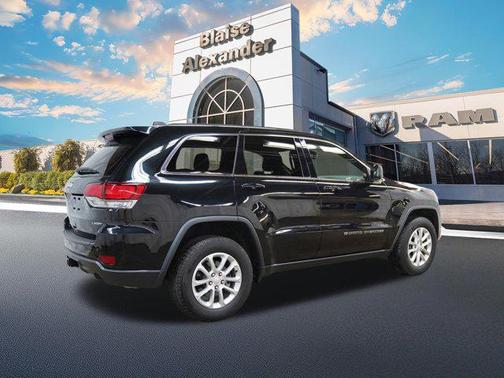 Diamond Black Crystal Pearlcoat 2022 Jeep Grand Cherokee Laredo