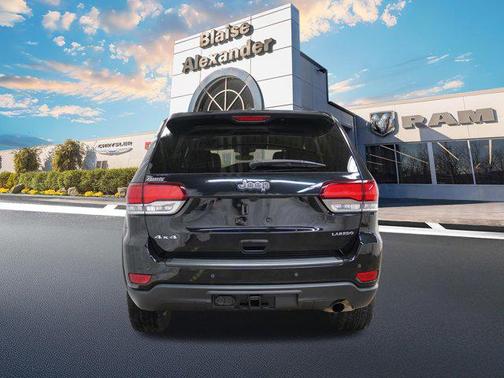 Diamond Black Crystal Pearlcoat 2022 Jeep Grand Cherokee Laredo