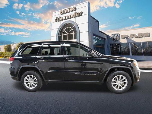 Diamond Black Crystal Pearlcoat 2022 Jeep Grand Cherokee Laredo