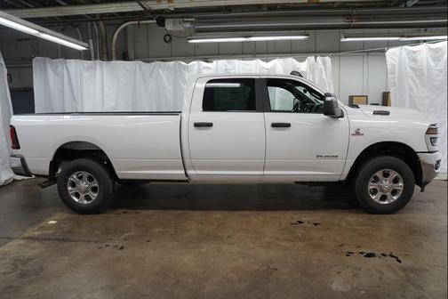Bright White Clearcoat 2026 RAM 2500 Big Horn Crew Cab 4x4 8' Box