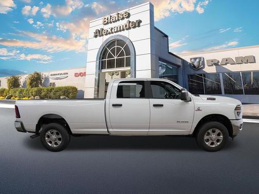 Bright White Clearcoat 2026 RAM 2500 Big Horn Crew Cab 4x4 8' Box