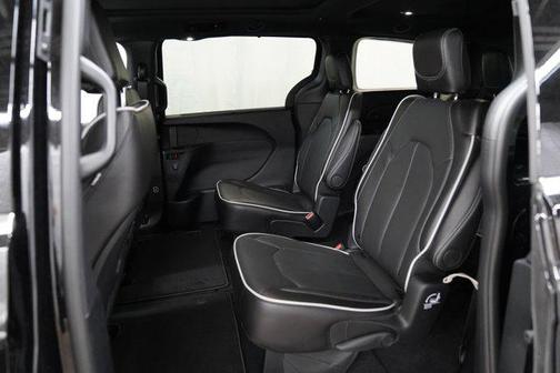 Diamond Black Crystal Pearlcoat 2027 Chrysler Pacifica Limited