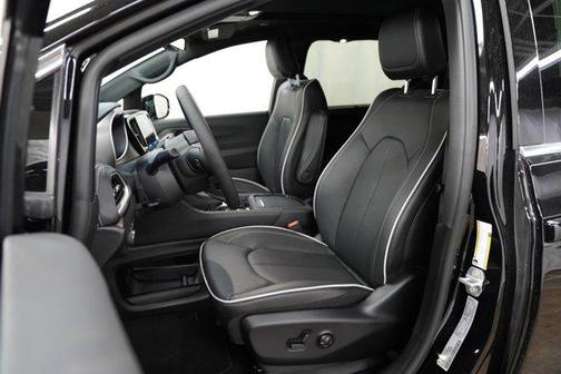 Diamond Black Crystal Pearlcoat 2027 Chrysler Pacifica Limited