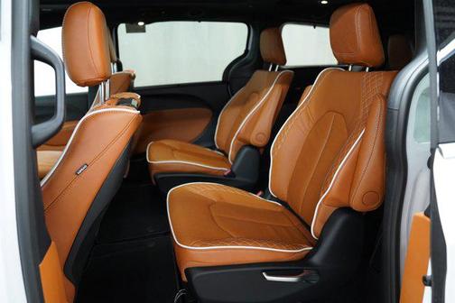 Bright White Clearcoat 2026 Chrysler Pacifica L