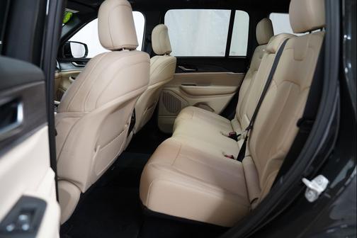 Rocky Mountain Pearlcoat 2023 Jeep Grand Cherokee Limited