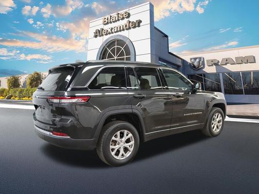 Rocky Mountain Pearlcoat 2023 Jeep Grand Cherokee Limited