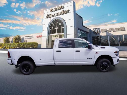 Bright White Clearcoat 2026 RAM 3500 Big Horn Crew Cab 4x4 8' Box