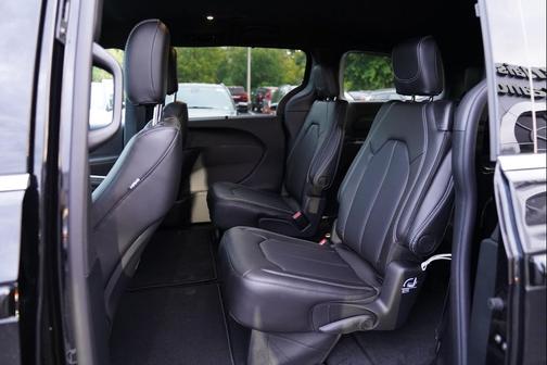 Diamond Black Crystal Pearlcoat 2027 Chrysler Pacifica LX