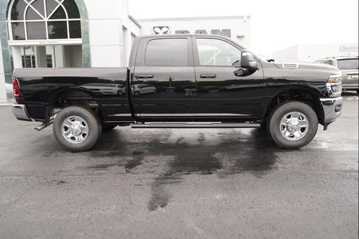 Diamond Black Crystal Pearlcoat 2026 RAM 2500 Tradesman Crew Cab 4x4 6'4' Box
