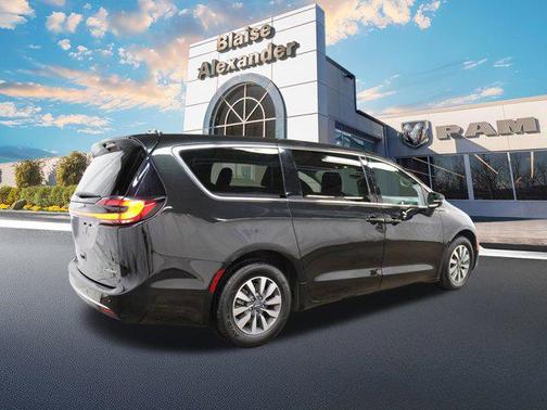 2023 Chrysler Pacifica Hybrid Touring L
