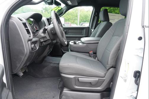 Bright White Clearcoat 2026 RAM 2500 Tradesman Crew Cab 4x4 6'4' Box