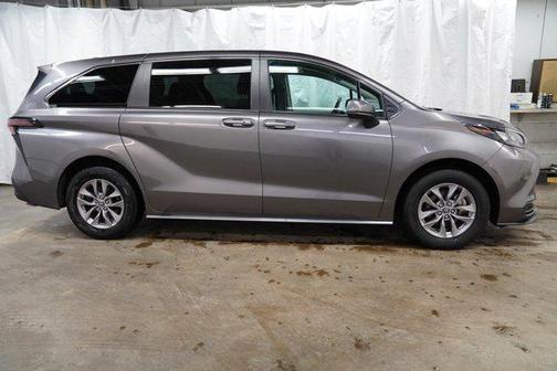 2024 Toyota Sienna LE