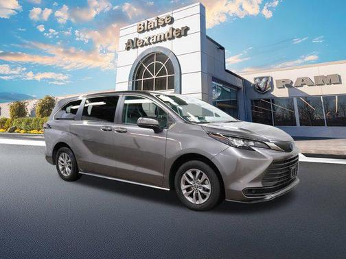 2024 Toyota Sienna LE