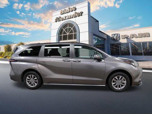 2024 Toyota Sienna LE