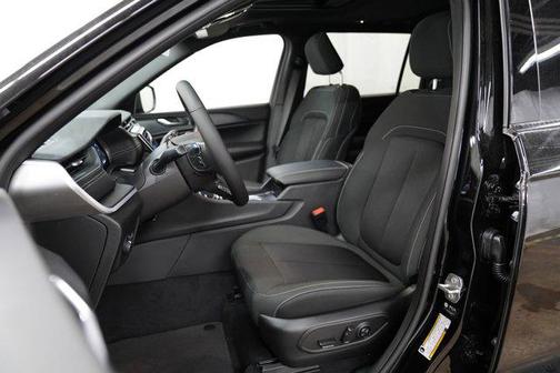 Diamond Black Crystal Pearlcoat 2026 Jeep Grand Cherokee L Altitude