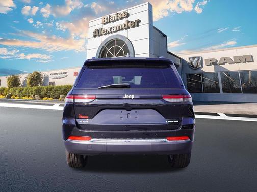 Diamond Black Crystal Pearlcoat 2026 Jeep Grand Cherokee Laredo