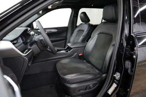 Diamond Black Crystal Pearlcoat 2023 Jeep Grand Cherokee L Altitude