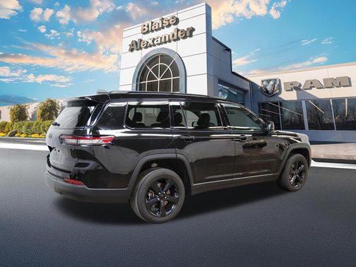 Diamond Black Crystal Pearlcoat 2023 Jeep Grand Cherokee L Altitude