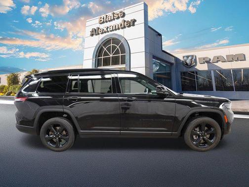 Diamond Black Crystal Pearlcoat 2023 Jeep Grand Cherokee L Altitude