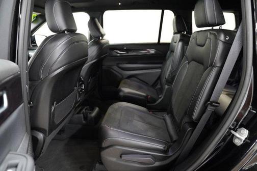 Diamond Black Crystal Pearlcoat 2023 Jeep Grand Cherokee L Altitude