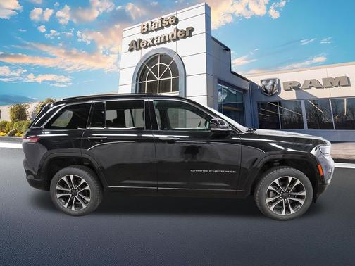 Diamond Black Crystal Pearlcoat 2022 Jeep Grand Cherokee Overland