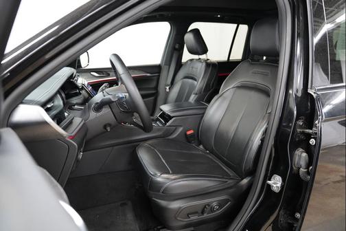 Diamond Black Crystal Pearlcoat 2022 Jeep Grand Cherokee Overland