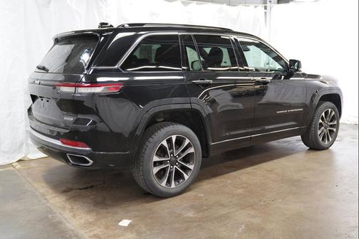 Diamond Black Crystal Pearlcoat 2022 Jeep Grand Cherokee Overland