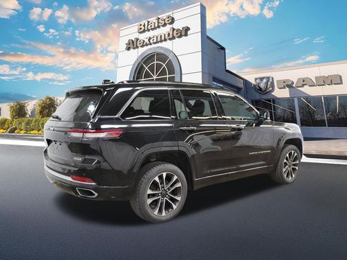 Diamond Black Crystal Pearlcoat 2022 Jeep Grand Cherokee Overland