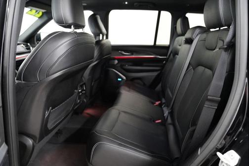 Diamond Black Crystal Pearlcoat 2022 Jeep Grand Cherokee Overland