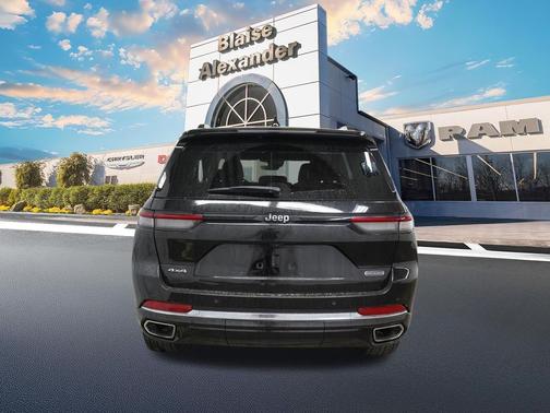 Diamond Black Crystal Pearlcoat 2022 Jeep Grand Cherokee Overland
