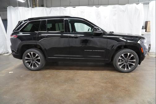 Diamond Black Crystal Pearlcoat 2022 Jeep Grand Cherokee Overland