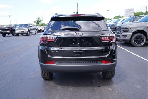 Diamond Black Crystal Pearlcoat 2026 Jeep Compass Sport
