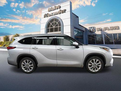 Celestial Silver Metallic 2022 Toyota Highlander Hybrid Limited