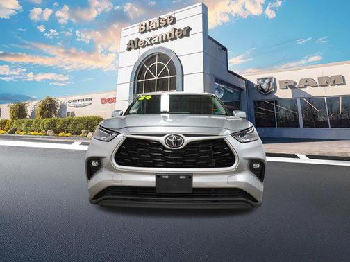Celestial Silver Metallic 2024 Toyota Highlander XLE
