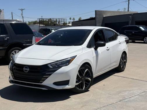 Aspen White Tricoat 2023 Nissan Versa 1.6 S