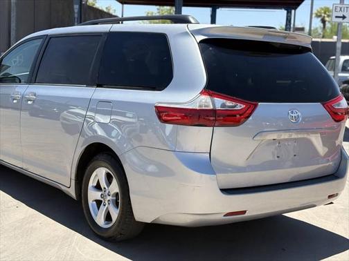 2017 Toyota Sienna LE