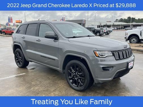 Sting Gray Clearcoat 2022 Jeep Grand Cherokee LAREDO