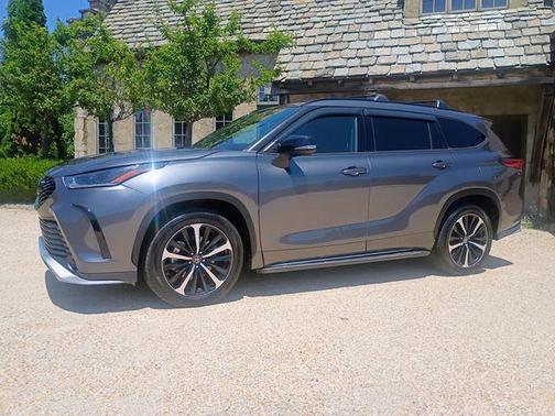 Magnetic Gray Metallic 2022 Toyota Highlander XSE