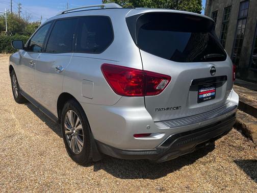2018 Nissan Pathfinder SV